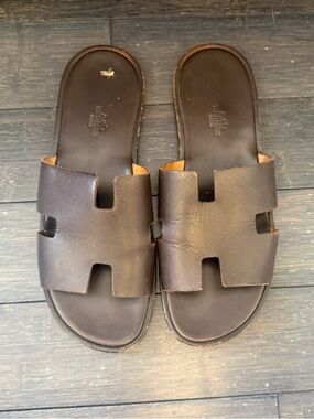 AUTHENTIC MENS HERMES IZMIR “H” LEATHER SANDALS, SIZE EU 43/ US 10, BROWN
